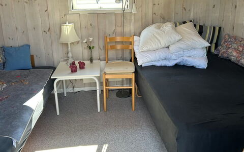 Jyde - 1.5Km from the Sea: Pavimentazione, Mobilia, Pavimento, Legna, Interior Design, Camera Da Letto, Camera, Letto, Soffitto, Lenzuolo