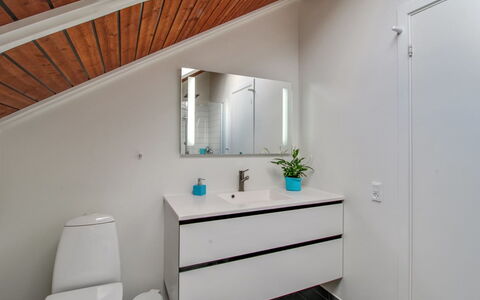 Jyde - 1.5Km from the Sea: Idraulico Fixture, Pavimentazione, Mobiletto Del Bagno, Interior Design, Pavimento, Lavandino Del Bagno, Lavello, Bagno, Rubinetto, Idraulico