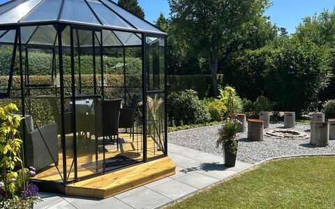 Jyde - 1.5Km from the Sea: Giardino, Gazebo, Struttura Esterna, Shade, Padiglione, Cortile, Landscaping, Design, Giardino Botanico, Edifici Giardino