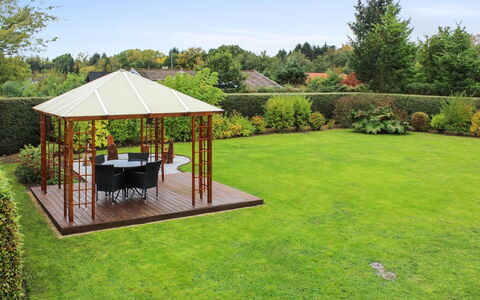 Jyde - 1.5Km from the Sea: Gazebo, Giardino, Arbusto, Padiglione, Shade, Lotto, Prato, Backyard, Groundcover