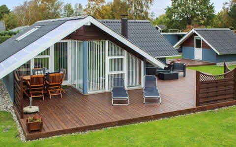 Jyde - 1.5Km from the Sea: Tetto, Casa, Shade, Latifoglie, Villetta, Deck, Giardino, Cortile, Color Legno, Design