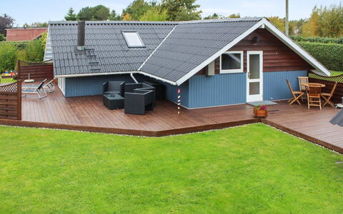 Jyde - 1.5Km from the Sea: Tetto, Giardino, Shade, Villetta, Deck, Cortile, Prato, Latifoglie, Color Legno, Terrazza