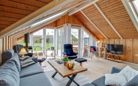 Jyde - 1.5Km from the Sea: Mobilia, Interior Design, Pavimentazione, Legna, Pavimento, Soffitto, Pavimento In Legno, Sedia, Tavolo, Illuminazione