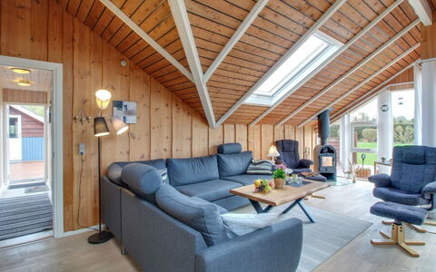 Jyde - 1.5Km from the Sea: Legna, Soffitto, Interior Design, Casa, Latifoglie, Pavimento In Legno, Soggiorno, Color Legno, Plank, Sedia