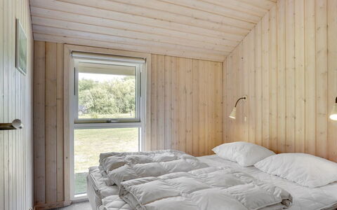Richard - 4Km from the Sea: Legna, Camera Da Letto, Soffitto, Letto, Bedding, Lenzuolo, Latifoglie, Plank, Color Legno, Telaio Del Letto