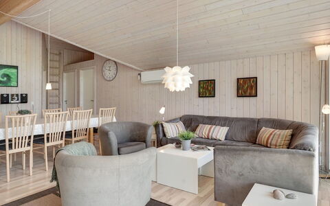 Richard - 4Km from the Sea: Mobilia, Interior Design, Pavimentazione, Legna, Pavimento, Soffitto, Soggiorno, Divano, Camera, Pavimento In Legno