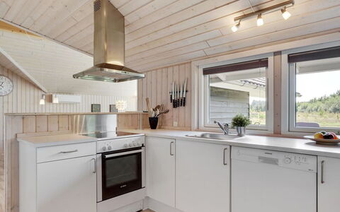 Richard - 4Km from the Sea: Legna, Cucina, Pavimentazione, Soffitto, Controsoffitto, Interior Design, Lampada, Elettrodomestico Da Cucina, Pavimento, Casa