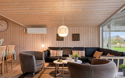Richard - 4Km from the Sea: Mobilia, Interior Design, Legna, Pavimentazione, Soffitto, Pavimento, Divano, Soggiorno, Lampada, Casa