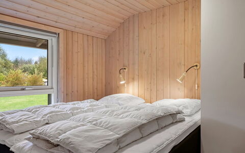 Richard - 4Km from the Sea: Letto, Camera Da Letto, Lenzuolo, Legna, Bedding, Soffitto, Interior Design, Pavimentazione, Pavimento, Telaio Del Letto