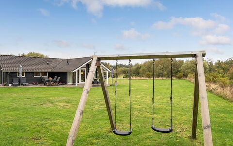 Richard - 4Km from the Sea: Attrezzatura Giochi All'Aperto, Swing, Plain, Terreno Di Gioco, Prato, Parco, Giardino, Shade, Cortile, Landscaping
