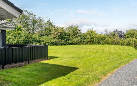 Dorithea - 3.5Km from the Sea: Arbusto, Lotto, Giardino, Prato, Groundcover, Landscaping, Villetta, Prato, Cortile, Estate