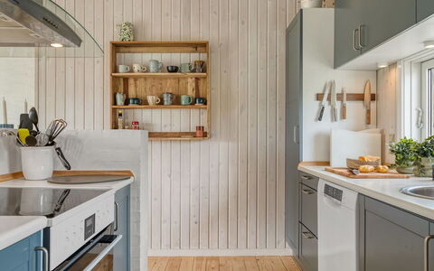 Fanney - 100M from the Sea: Cucina, Controsoffitto, Elettrodomestico Da Cucina, Interior Design, Legna, Mobilia, Pavimentazione, Apparecchio Major, Soffitto, Cabinetry