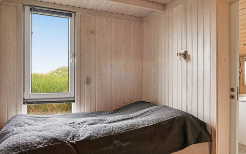 Fanney - 100M from the Sea: Parete, Camera Da Letto, Legna, Pavimentazione, Pavimento, Letto, Soffitto, Interior Design, Lenzuolo, Bedding