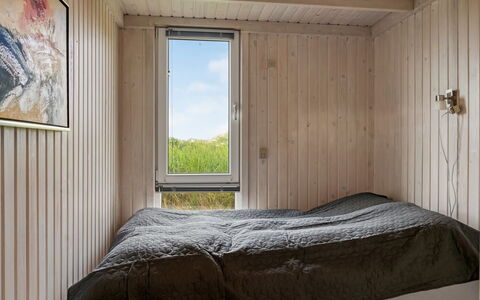 Fanney - 100M from the Sea: Camera Da Letto, Letto, Legna, Lenzuolo, Bedding, Pavimento, Pavimentazione, Interior Design, Biancheria, Soffitto