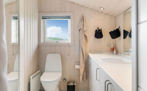 Fanney - 100M from the Sea: Legna, Idraulico Fixture, Pavimentazione, Pavimento, Gabinetto, Interior Design, Idraulico, Bagno, Lavello, Casa