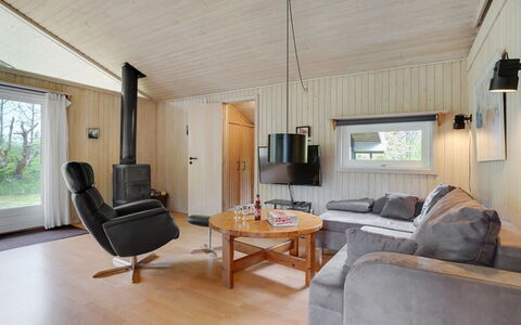 Evan - 1.3Km from the Sea: Legna, Interior Design, Soffitto, Mobilia, Camera, Pavimentazione, Soggiorno, Casa, Pavimento, Divano