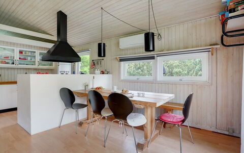 Evan - 1.3Km from the Sea: Interior Design, Pavimentazione, Legna, Mobilia, Soffitto, Pavimento, Lampada, Cucina, Controsoffitto, Illuminazione