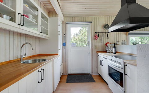 Evan - 1.3Km from the Sea: Cucina, Pavimentazione, Legna, Interior Design, Controsoffitto, Pavimento, Soffitto, Pavimento In Legno, Elettrodomestico Da Cucina, Casa