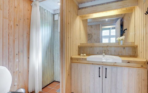 Evan - 1.3Km from the Sea: Pavimentazione, Legna, Pavimento, Interior Design, Idraulico Fixture, Soffitto, Camera, Idraulico, Rubinetto, Bagno