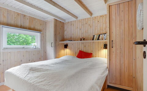 Evan - 1.3Km from the Sea: Legna, Camera Da Letto, Interior Design, Pavimentazione, Soffitto, Pavimento, Letto, Camera, Illuminazione, Mobilia