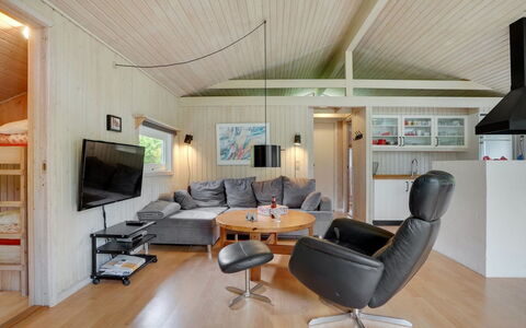 Evan - 1.3Km from the Sea: Interior Design, Soffitto, Legna, Mobilia, Pavimentazione, Divano, Camera, Pavimento, Soggiorno, Lampada