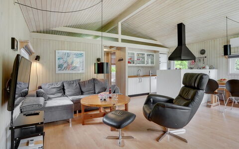 Evan - 1.3Km from the Sea: Interior Design, Mobilia, Soffitto, Divano, Legna, Pavimentazione, Soggiorno, Camera, Pavimento, Lampada