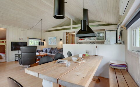 Evan - 1.3Km from the Sea: Legna, Soffitto, Interior Design, Pavimentazione, Mobilia, Pavimento, Camera, Casa, Lampada, Soggiorno