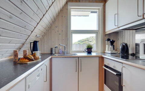 Viona - 350M from the Sea: Legna, Cucina, Pavimentazione, Soffitto, Interior Design, Pavimento, Controsoffitto, Cabinetry, Elettrodomestico Da Cucina, Apparecchio Major