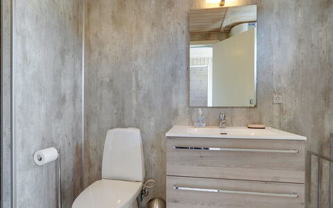 Viona - 350M from the Sea: Pavimentazione, Idraulico Fixture, Pavimento, Lavello, Bagno, Lavandino Del Bagno, Interior Design, Rubinetto, Idraulico, Piastrella
