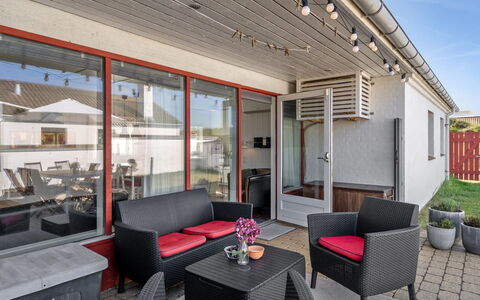 Marjon - 400M from the Sea: Tetto, Casa, Porta, Villetta, Shade, Raccordo, Cortile, Estate, Backyard