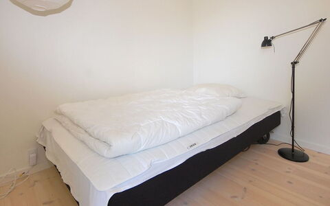 Melinda - 2Km from the Sea: Mobilia, Legna, Pavimento, Pavimentazione, Camera Da Letto, Letto, Interior Design, Lenzuolo, Bedding, Biancheria