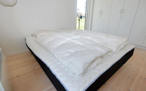 Melinda - 2Km from the Sea: Camera Da Letto, Letto, Pavimento, Bedding, Lenzuolo, Telaio Del Letto, Biancheria, Mobilia, Materasso, Pavimento In Legno