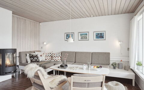 Viena - 400M from the Sea: Mobilia, Interior Design, Pavimentazione, Pavimento, Divano, Legna, Soggiorno, Soffitto, Lampada, Illuminazione