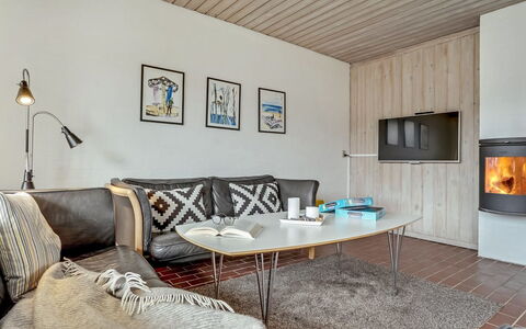Emiljan - 400M from the Sea: Mobilia, Interior Design, Pavimentazione, Pavimento, Divano, Legna, Camera, Soggiorno, Soffitto, Illuminazione