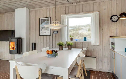 Emiljan - 400M from the Sea: Pavimentazione, Interior Design, Mobilia, Parete, Pavimento, Legna, Lampada, Soffitto, Cucina & Sala Da Pranzo Tavolo, Sala Da Pranzo
