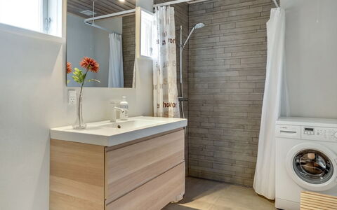 Emiljan - 400M from the Sea: Pavimentazione, Pavimento, Idraulico Fixture, Interior Design, Mobiletto Del Bagno, Lavello, Lavandino Del Bagno, Rubinetto, Bagno, Idraulico