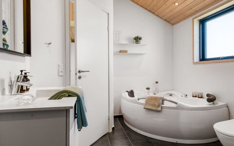 Dyke - 1.5Km from the Sea: Interior Design, Pavimentazione, Idraulico Fixture, Pavimento, Soffitto, Rubinetto, Mobilia, Bagno, Camera, Illuminazione