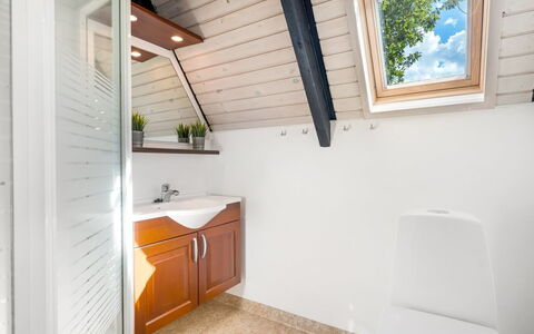 Vladanka - from the Sea: Idraulico Fixture, Pavimentazione, Legna, Pavimento, Interior Design, Lavello, Rubinetto, Bagno, Idraulico, Mobiletto Del Bagno