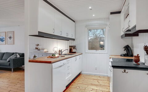 Adam - from the Sea: Legna, Cucina, Pavimentazione, Elettrodomestico Da Cucina, Controsoffitto, Apparecchio Major, Interior Design, Cabinetry, Pavimento, Casa