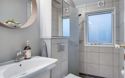 Adam - from the Sea: Bagno, Idraulico Fixture, Interior Design, Lavello, Lavandino Del Bagno, Gabinetto, Pavimentazione, Specchio, Pavimento, Mobiletto Del Bagno