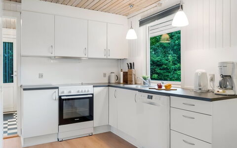 Soraya - 700M to the Fjord: Cucina, Elettrodomestico Da Cucina, Controsoffitto, Interior Design, Pavimentazione, Apparecchio Major, Legna, Cabinetry, Mobilia, Soffitto