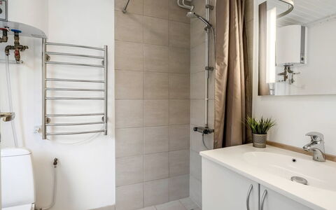 Soraya - 700M to the Fjord: Idraulico Fixture, Pavimentazione, Parete, Interior Design, Bagno, Pavimento, Gabinetto, Lavello, Rubinetto, Idraulico