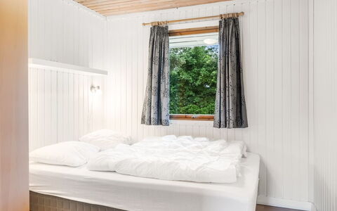 Soraya - 700M to the Fjord: Legna, Camera Da Letto, Letto, Interior Design, Pavimentazione, Pavimento, Lenzuolo, Bedding, Soffitto, Biancheria