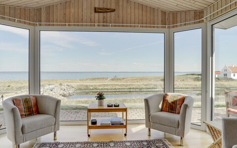 Yorrick - 50M to the Fjord: Legna, Mobilia, Pavimento, Interior Design, Pavimentazione, Soffitto, Casa, Sedia, Soggiorno, Camera