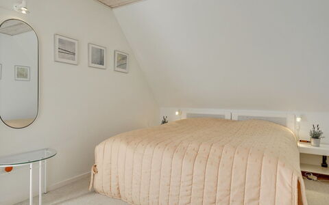 Yorrick - 50M to the Fjord: Letto, Camera Da Letto, Interior Design, Mobilia, Parete, Pavimento, Pavimentazione, Legna, Soffitto, Bedding