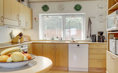 Yorrick - 50M to the Fjord: Controsoffitto, Cucina, Mobilia, Interior Design, Cabinetry, Elettrodomestico Da Cucina, Pavimentazione, Legna, Illuminazione, Soffitto