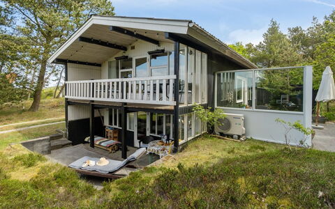 Freda - 100M to the Fjord: Tetto, Casa, Lotto, Casa, Villetta, Estate, Edifici Giardino, Shade, Log Cabin, Landscaping