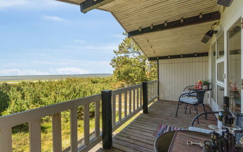 Freda - 100M to the Fjord: Tetto, Casa, Lotto, Casa, Villetta, Estate, Edifici Giardino, Shade, Log Cabin, Landscaping
