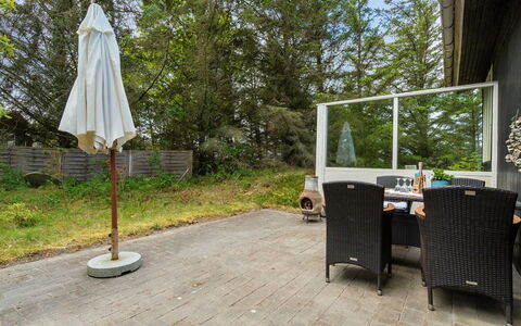 Freda - 100M to the Fjord: Tetto, Casa, Lotto, Casa, Villetta, Estate, Edifici Giardino, Shade, Log Cabin, Landscaping