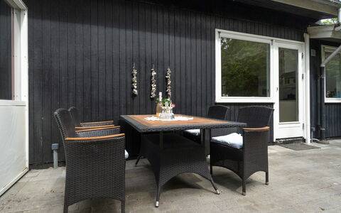 Freda - 100M to the Fjord: Tetto, Casa, Lotto, Casa, Villetta, Estate, Edifici Giardino, Shade, Log Cabin, Landscaping